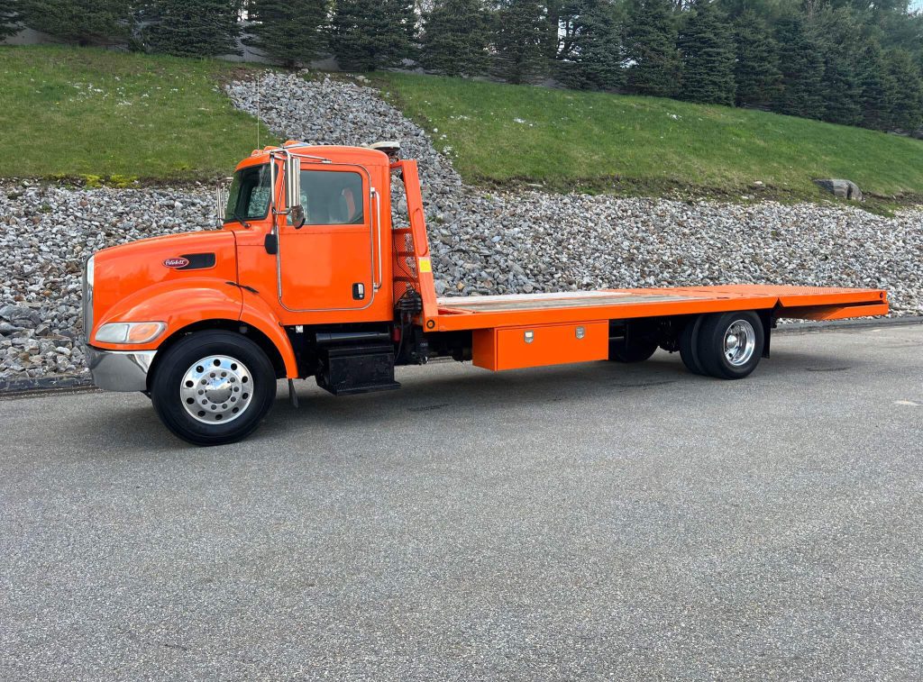 flatbed truck towing in Minneapolis, Minnesota